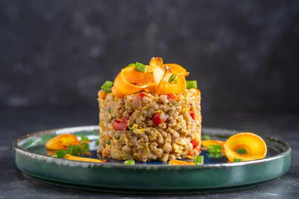 Grano Saraceno Bollito Con Uova Fritte Peperoni Rossi Carote Cipolle — Foto Stock