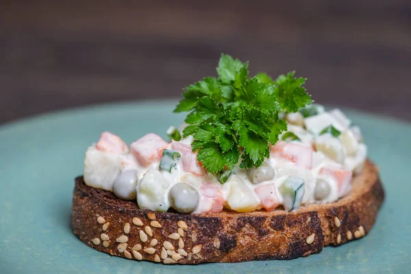 Sándwich Casero Saludable Con Ensalada Olivier Plato Listo Para Comer —  Fotos de Stock