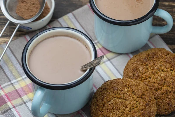 Dois Biscoitos Quentes Cacau Aveia Mesa Fechar — Fotografia de Stock