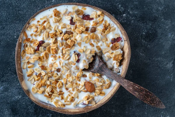 Müsli Mit Haferflocken Getrockneten Früchten Honig Rosinen Trockenen Preiselbeeren Mandeln — Stockfoto