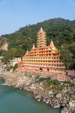 RISHIKESH, INDIA - NOVEMBER 05, 2018: Rishikesh, Hindistan 'daki Ganj nehir seti ve tapınağının güzel manzarası