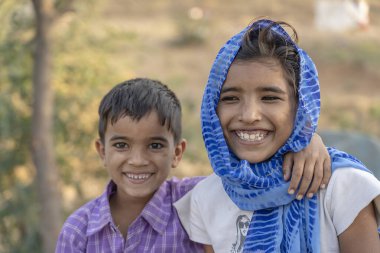 PUSHKAR, INDIA - 13 Kasım 2018: Çölde Hintli çocuklar Thar zamanında Pushkar Camel Mela kutsal şehir Pushkar, Rajasthan, Hindistan