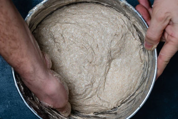 Masculino Padeiro Estende Massa Livre Fermento Para Assar Pão Com — Fotografia de Stock