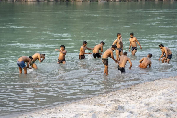 Rishikesh India Novembre 2018 Ragazzi Indiani Che Nuotano Nell Acqua — Foto Stock