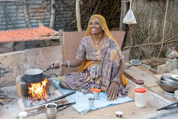 プシュカル インド 2018年11月13日 インドのラジャスタン州タール砂漠の近くの中庭で家族のためにお茶を作るインド人女性 — ストック写真