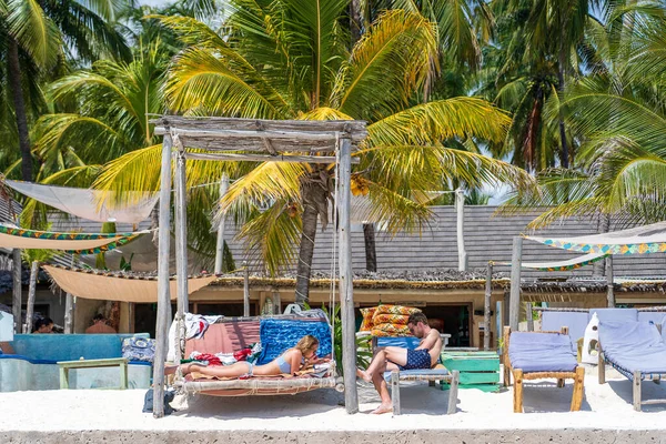 Zanzibar Tanzanie Leden 2020 Evropští Turisté Relaxují Tropické Písečné Pláži — Stock fotografie