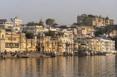 UDAIPUR, INDIA - 19 Kasım 2018: Udaipur, Rajasthan, Hindistan 'daki mimari ve göl suyu manzarası