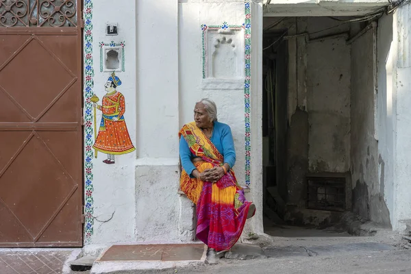 Udaipur India November 2018 Äldre Indisk Kvinna Sitter Gatan Bredvid — Stockfoto