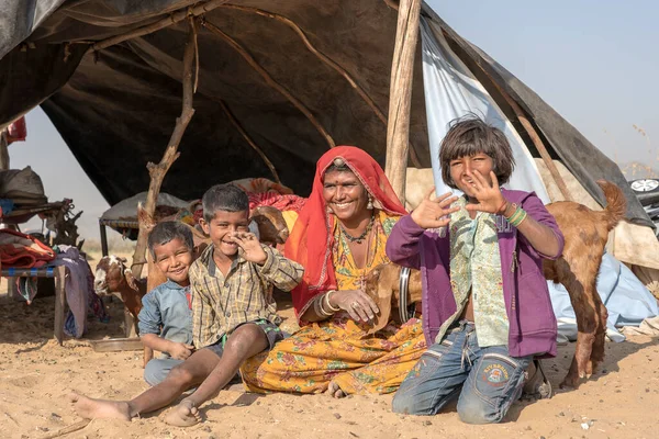 Pushkar Índia Novembro 2018 Família Indiana Juntamente Com Uma Cabra — Fotografia de Stock