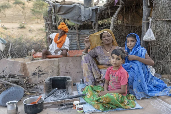 Pushkar India Listopadu 2018 Indiánská Rodina Pije Čaj Dvoře Poblíž — Stock fotografie