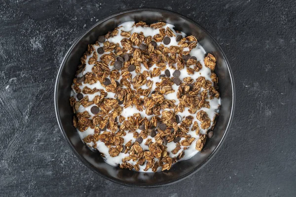 Müsli Mit Haferflocken Trockenfrüchten Honig Rosinen Schokoladenchips Mandel Und Cashewnüssen — Stockfoto