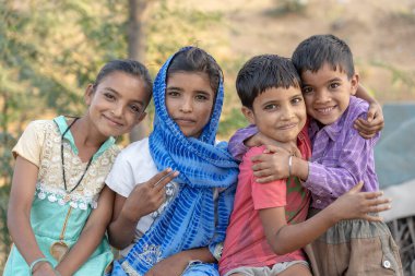 PUSHKAR, INDIA - 13 Kasım 2018: Çölde Hintli çocuklar Thar zamanında Pushkar Camel Mela kutsal şehir Pushkar, Rajasthan, Hindistan