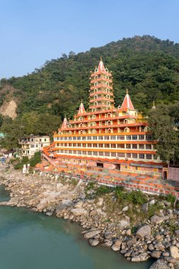 RISHIKESH, INDIA - NOVEMBER 05, 2018: Rishikesh, Hindistan 'daki Ganj nehir seti ve tapınağının güzel manzarası