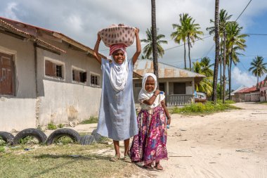 Zanzibar, Tanzanya - Ocak 04, 2020: Bilinmeyen Afrikalı genç mutlu kızlar Zanzibar Adası, Tanzanya, Doğu Afrika 'da