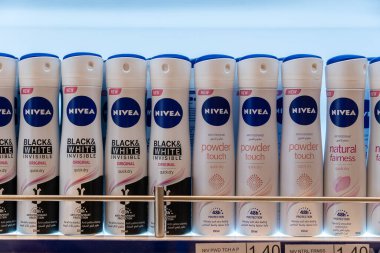 Muscat, Umman - 19 Ocak 2020: Muscat uluslararası havaalanındaki Nivea şubesi, Umman. Nivea Global cilt ve vücut bakımı markası Alman Beiersdorf 'a ait.