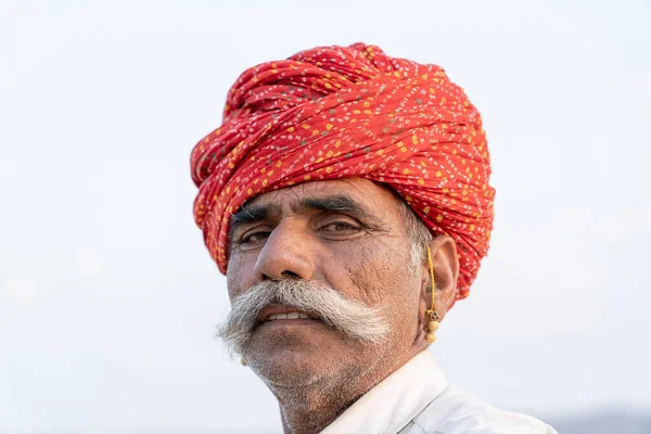 Pushkar India 2018年11月14日 印度拉贾斯坦邦普什卡 Pushkar Camel Mela 附近沙漠中的印度人 这是世界上最大的骆驼交易会 — 图库照片