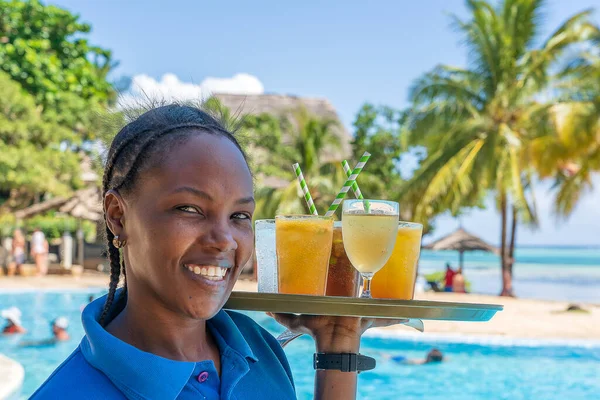 Zanzibar Tanzânia Janeiro 2020 Empregada Africana Com Refrescos Uma Praia — Fotografia de Stock