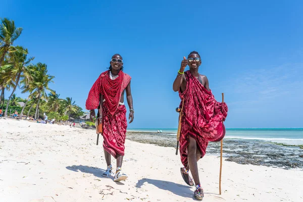 Sansibar Tansania Januar 2020 Afrikanische Masai Traditioneller Kleidung Sandstrand Der — Stockfoto