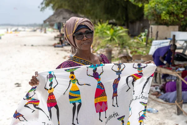 Sansibar Tansania Januar 2020 Afrikanerin Verkauft Souvenirs Und Kleidung Für — Stockfoto