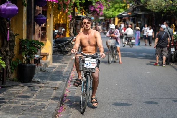Hoi Vietnã Março 2020 Homem Europeu Anda Bicicleta Estrada Perto — Fotografia de Stock