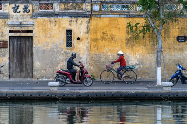 Hoi Vietnam Marzo 2020 Mujer Asiática Monta Bicicleta Hombre Monta — Foto de Stock