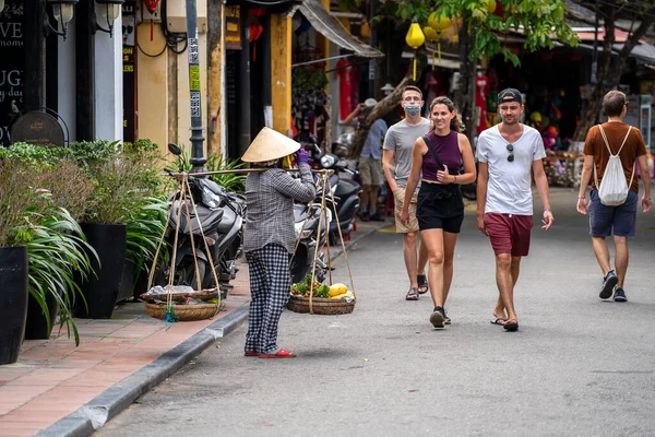 Hoi Vietnã Março 2020 Mulher Vietnamita Com Chapéu Palha Com — Fotografia de Stock