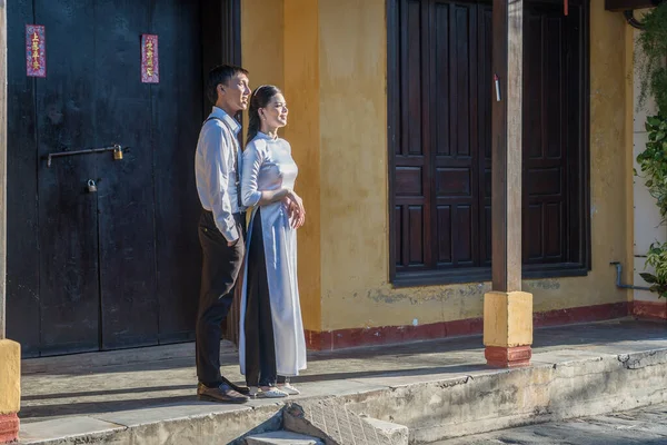 ホイアン ベトナム 2020年7月7日 ベトナムのホイアン市内の古い黄色の壁の近くの男と女の子の幸せなベトナムのカップル — ストック写真