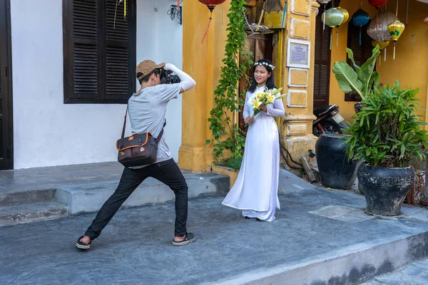 ホイアン ベトナム 2020年7月7日 ベトナムの写真家は ベトナムのホイアン市の古い黄色の壁の横に花の花束で若い女の子を撮影しました — ストック写真