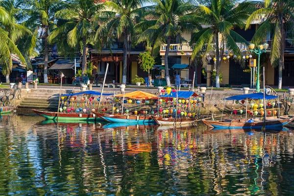 ホイアン ベトナム 2020年7月7日 ベトナムのホイアンの旧市街の川の水にカラフルな提灯を持つ木製のボートの眺め — ストック写真