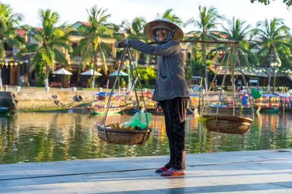 Hoi Vietnam Julio 2020 Mujer Vietnamita Sombrero Paja Con Una —  Fotos de Stock