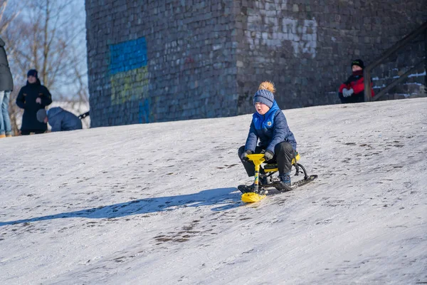 Shepetivka Ukraine January 2021 Children Sledding Mountain Warm Winter Day — Stock Photo, Image