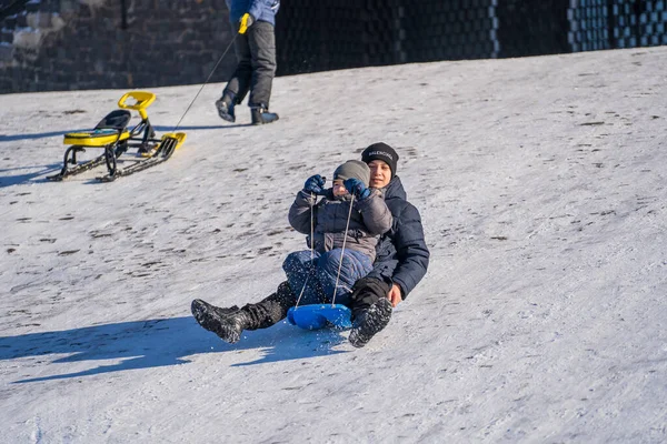 Shepetivka Ukraine January 2021 Children Sledding Mountain Warm Winter Day — Stock Photo, Image