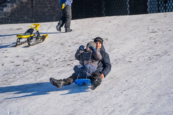 Shepetivka Ucrania Enero 2021 Niños Trineo Con Día Cálido Invierno —  Fotos de Stock