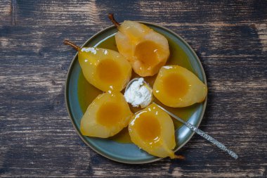 Portakal suyunda fırında armut, dondurmayla, yakın çekim, üst manzara. Tatlı nefis..