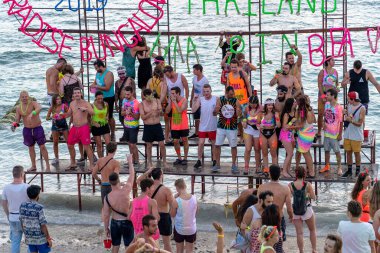 KOH PHANGAN, THAILAND - 21 Şubat 2019: Erkekler ve kızlar Koh Phangan Adası 'ndaki Dolunay partisine katıldılar. Bu, denize yakın kumsalda bedava girişi olan ücretsiz bir parti.