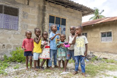 Zanzibar, Tanzanya - 18 Ocak 2020: Zanzibar Adası, Tanzanya, Doğu Afrika 'da bilinmeyen Afrikalı çocuklar