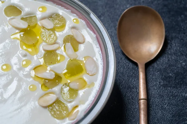 Prato Tradicional Espanhol Sopa Fria Ajo Blanco Ajoblanco Alho Amêndoas — Fotografia de Stock