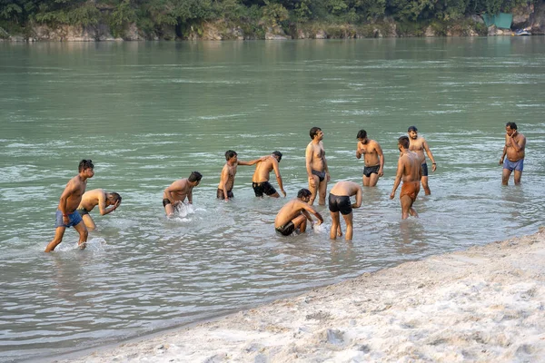 Rishikesh India November 2018 Indian Boys Swimming Sacred Water River — Stock Photo, Image