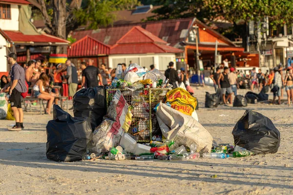 2019年2月21日 タイのパンガン島での満月パーティーの後 海の近くの砂浜でゴムボート — ストック写真