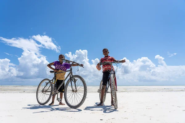 Sansibar Tansania Dezember 2019 Unbekannte Jungen Mit Einem Fahrrad Einem — Stockfoto