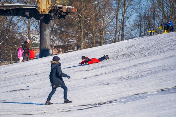 Shepetivka Ukraine January 2021 Children Sledding Mountain Warm Winter Day — Stock Photo, Image