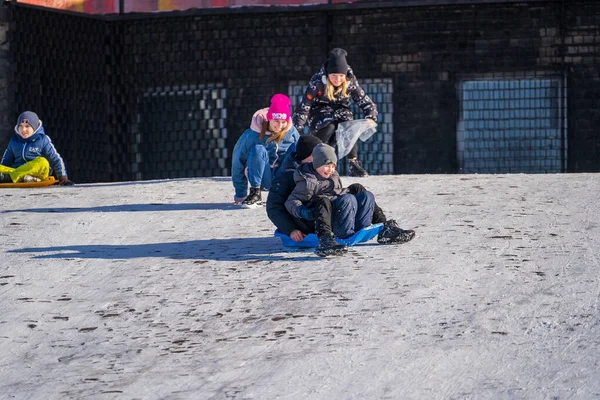 Shetivka Ουκρανία Ιανουαρίου 2021 Παιδικό Έλκηθρο Ζεστή Μέρα Του Χειμώνα — Φωτογραφία Αρχείου