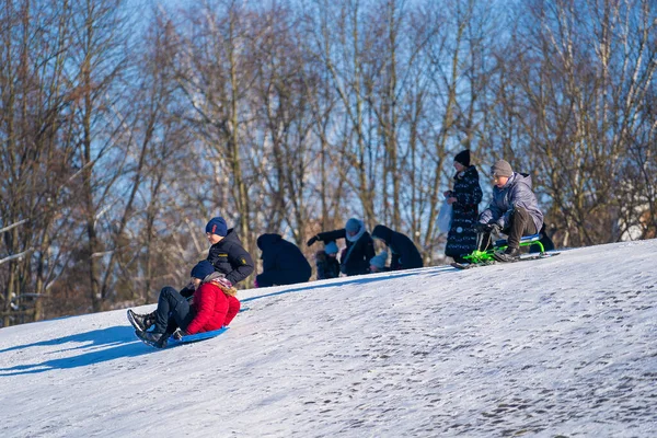 2021年1月21日 乌克兰谢什洛夫卡 孩子们滑行与高山温暖的冬日 乌克兰谢切夫卡冬季在雪山上玩得开心的乌克兰儿童 — 图库照片