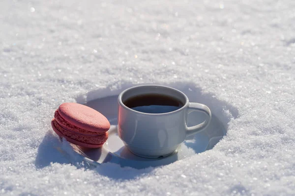 White Cup Hot Coffee Pink Macaroon Bed Snow White Background — Stock Photo, Image