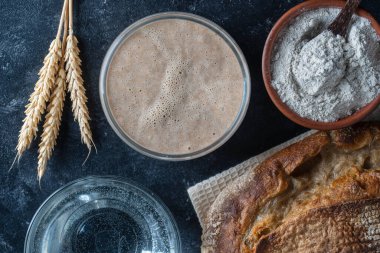 Mayasız mayalı ekmek, un, su ve hamur mayalı cam kavanoz. Ekmek, çörek, hamur işi ya da pizza için hamur mayası hazırlıyorum. Yemek pişirme süreci