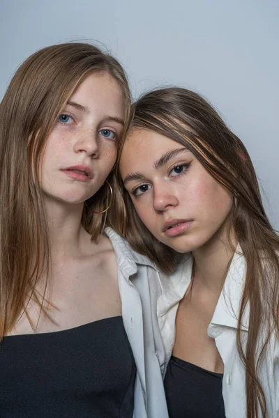 Retrato Duas Meninas Encantadoras Dentro Casa Perto — Fotografia de Stock