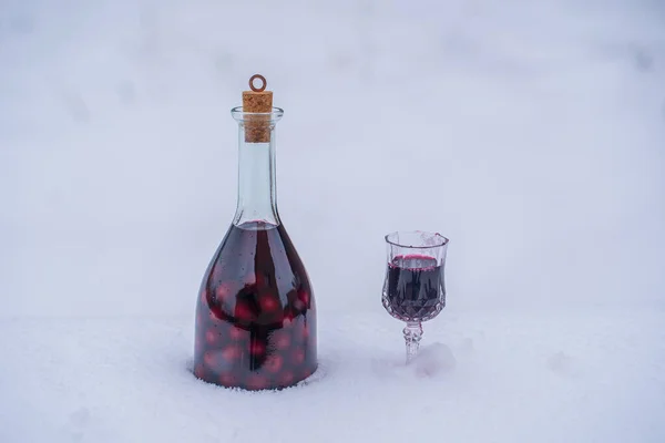 Hausgemachte Tinktur Aus Roter Kirsche Einer Glasflasche Und Einem Weinkristallglas — Stockfoto