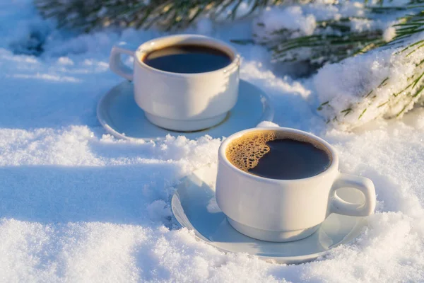 Białe Dwie Filiżanki Gorącej Kawy Łóżku Śniegiem Białym Tłem Zbliżenie — Zdjęcie stockowe