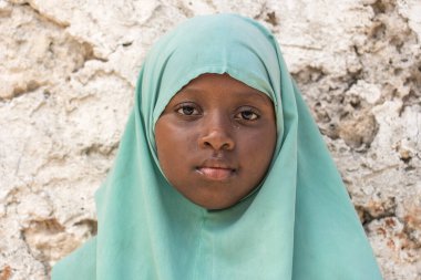 Zanzibar, Tanzanya - Aralık 09, 2019: Tanzanya, Doğu Afrika 'daki Zanzibar adasında dersten sonra yerel bir okulun yakınlarında kimliği belirsiz Afrikalı kız