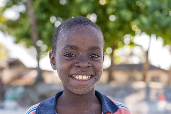 Zanzibar Tanzânia Dezembro 2019 Desconhecido Menino Feliz Africano Uma Rua — Fotografia de Stock